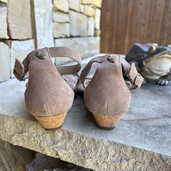 Koolaburra by Ugg Briona wedge sandal in taupe perforated suede Sz-7.5. J - Picture 9 of 11